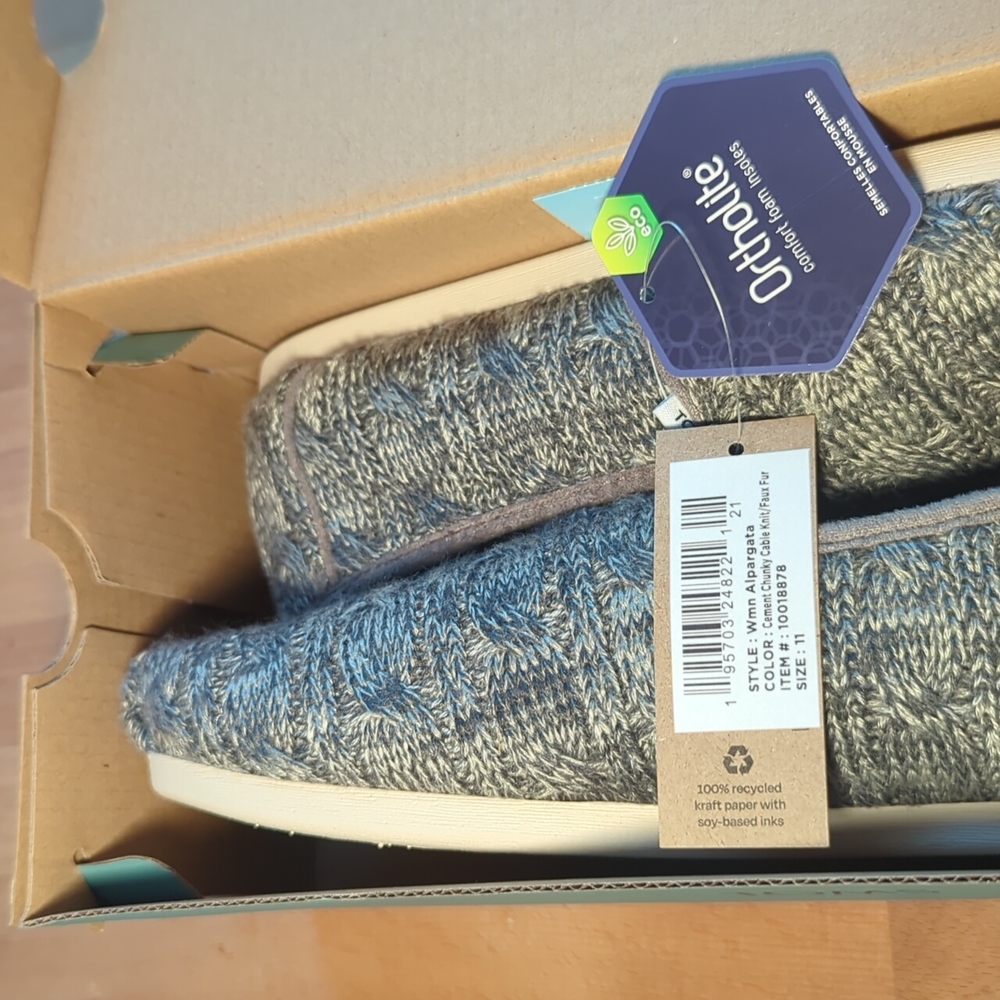 TOMS NWT W11 Grey Knit Faux Fur Slipon - Picture 4 of 4